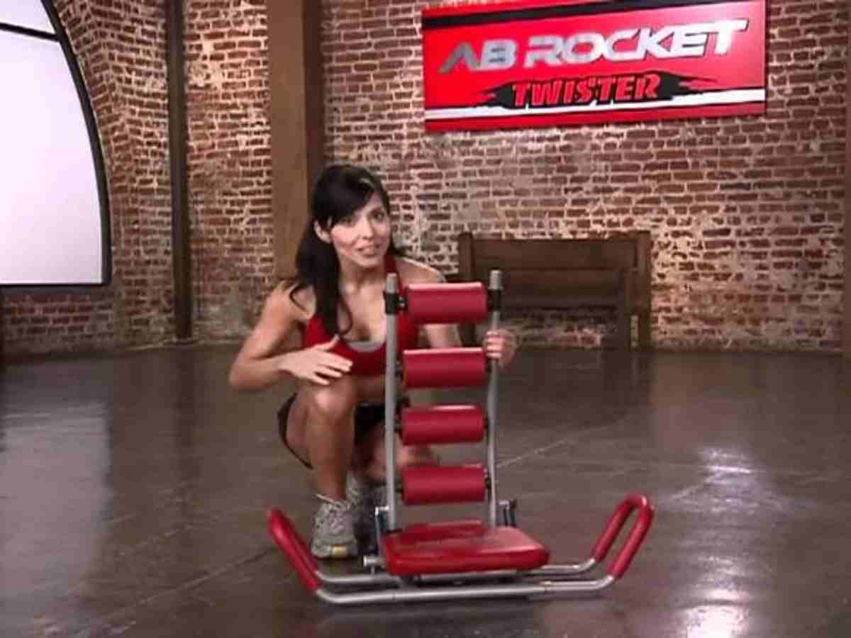 donna presenta Ab Rocket in un video