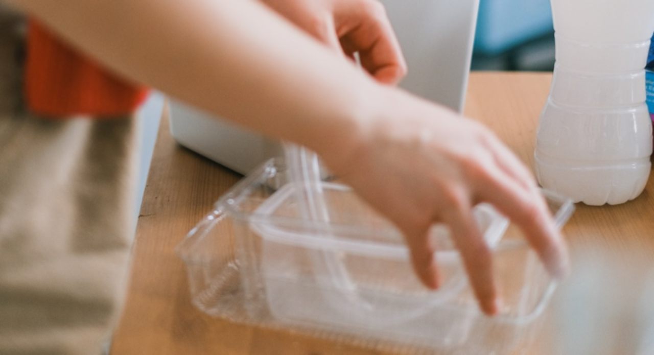 Come togliere definitivamente le macchie dai contenitori di plastica