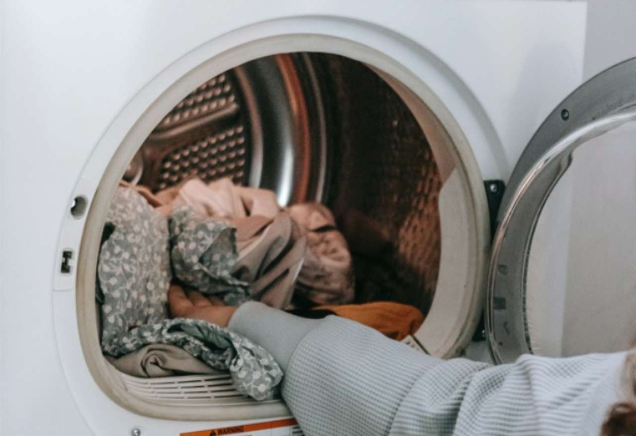 Addio odori e sporco: pulisci la tua lavatrice con bicarbonato e altri  trucchi naturali