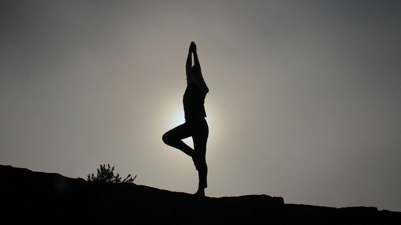 Posa di yoga e stretching al tramonto