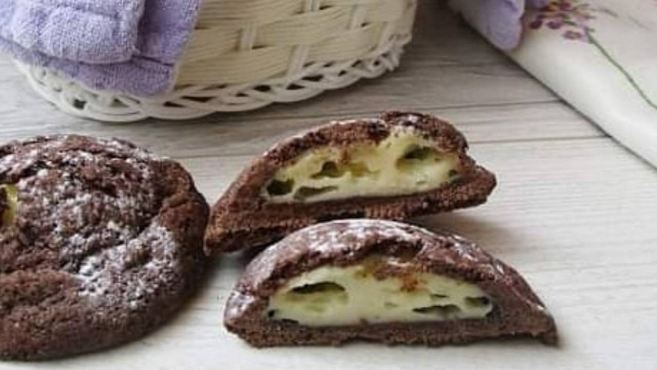 Biscotti al cacao ripieni di mele