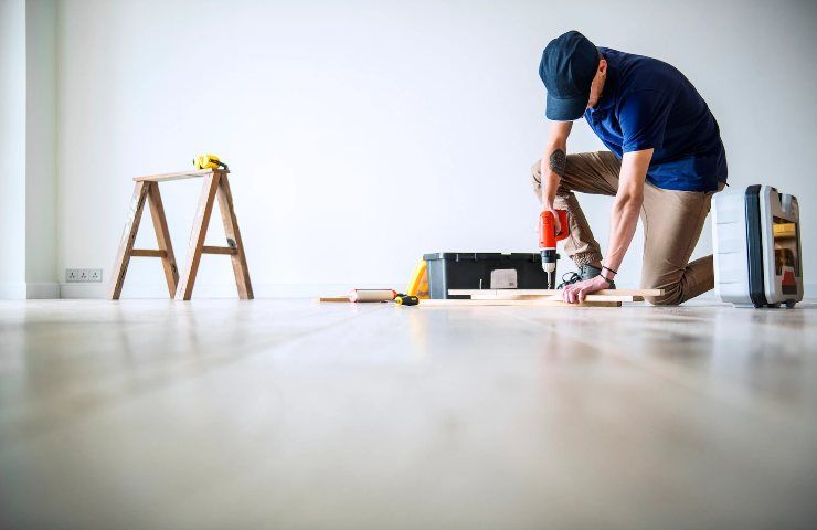 Operaio al lavoro in casa