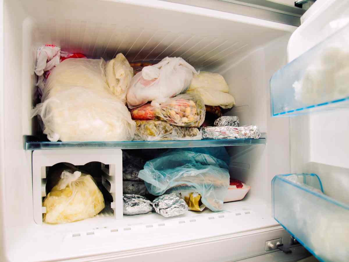 un freezer con alimenti all'interno