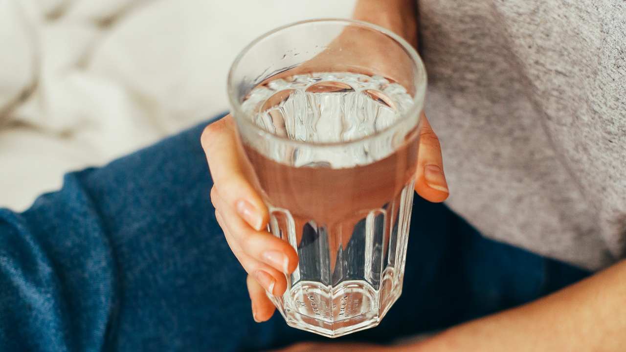 bere acqua prima di dormire