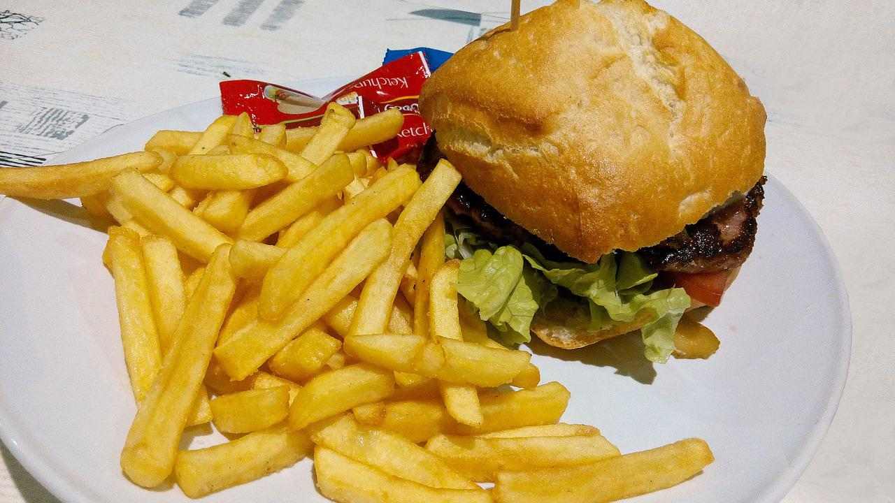 mangiare cibo spazzatura salute