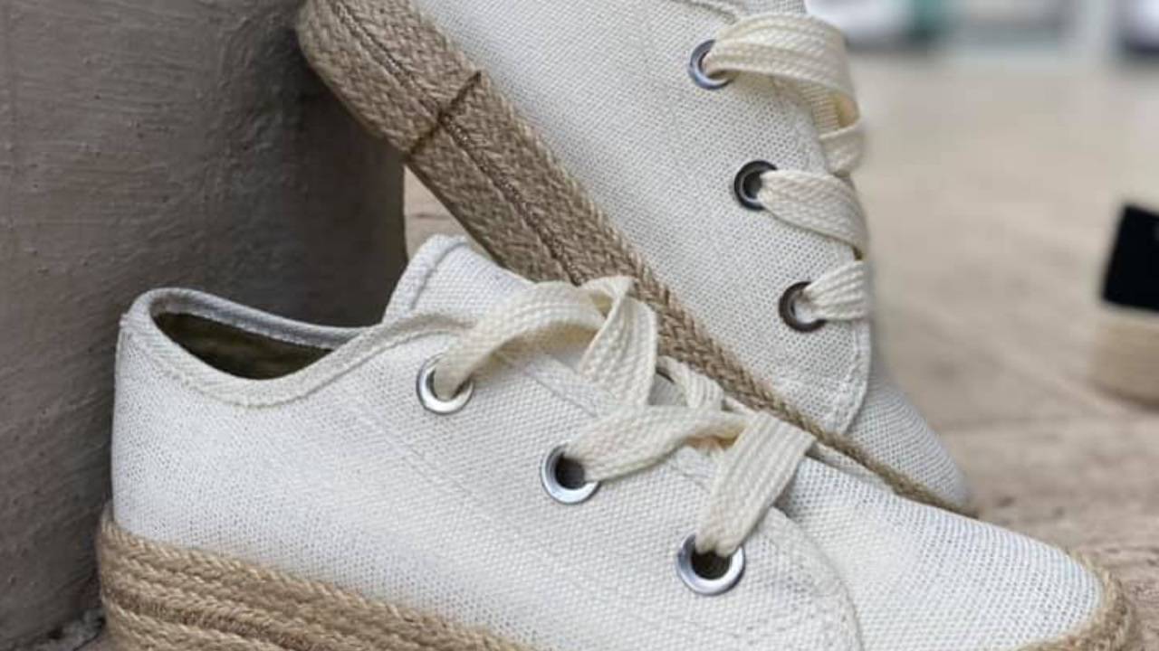 Come pulire le sneakers bianche: il bicarbonato è top per sbiancarle
