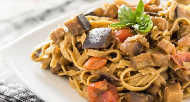 Tagliatelle con melanzane e pomodorini leggera