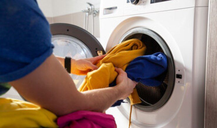 Come togliere i peli degli animali dai vestiti con la lavatrice