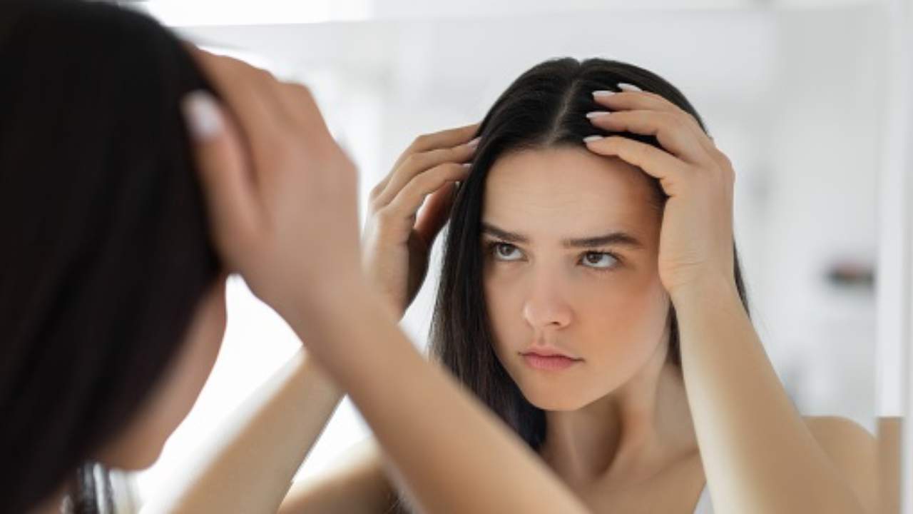 capelli fragili che cadono cause rimedi