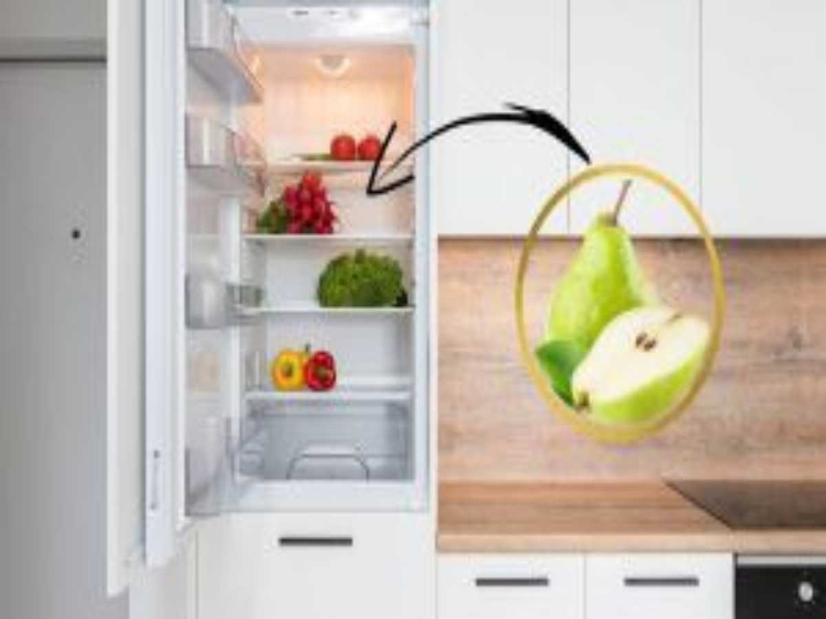 una freccia indica una pera sezionata e un frigo aperto