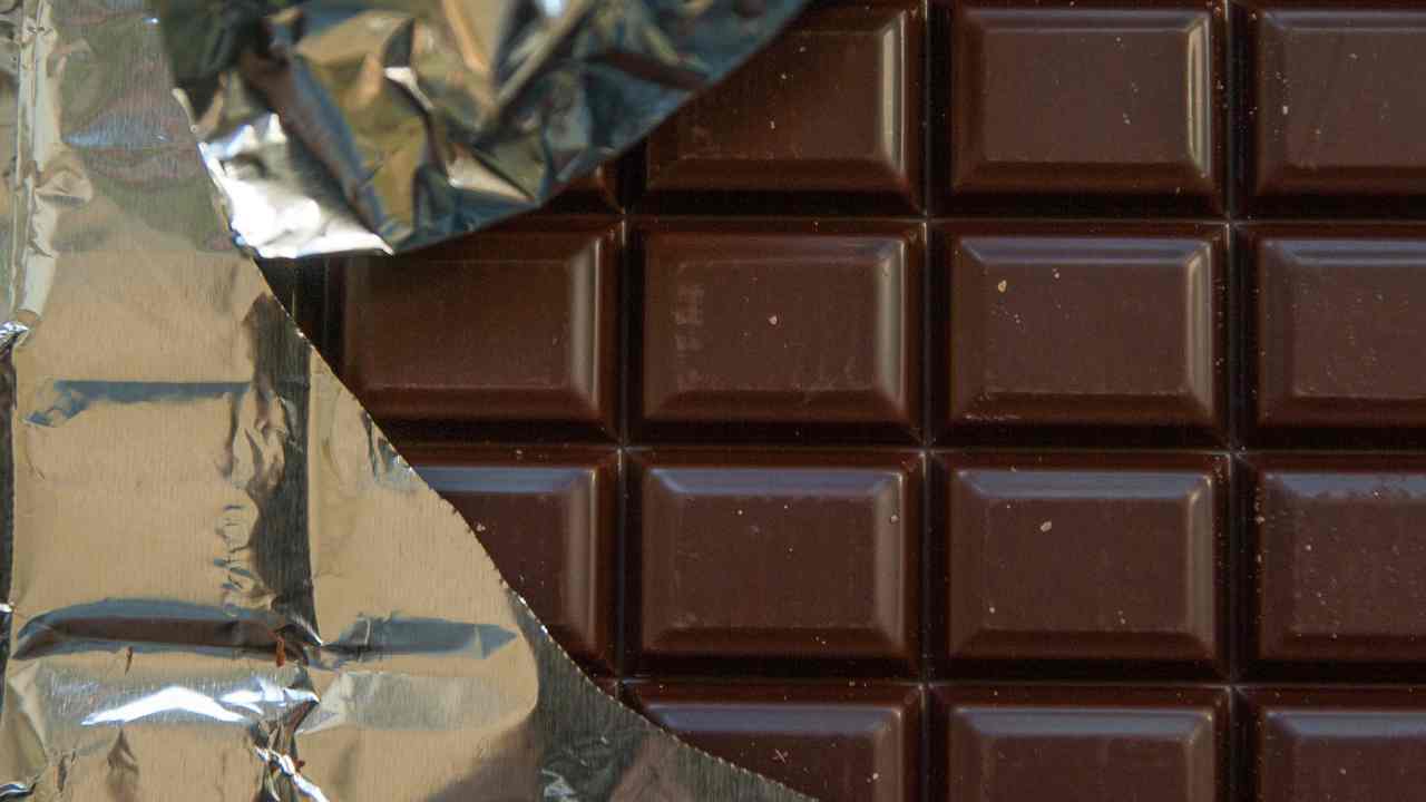 cioccolato scaduto si può ancora mangiare cosa succede