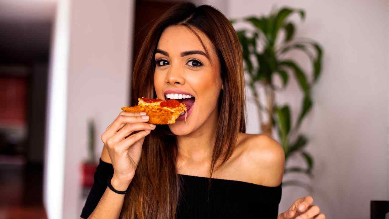 cosa accade quando mangi la pizza effetti conseguenze fisico dieta fa bene