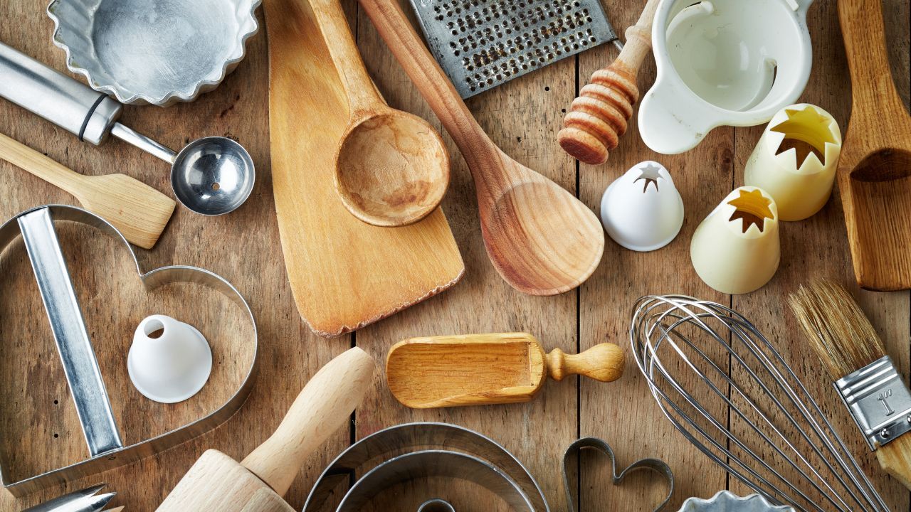 Scommetto che anche tu hai questi 10 oggetti inutili in cucina: ti svelo  come risparmiare e non comprarli mai più