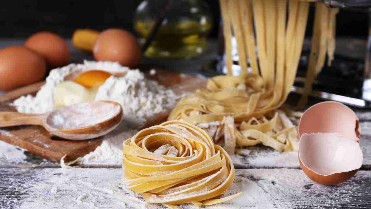 pasta all'uovo ricetta fatta in casa ingredienti farina uova