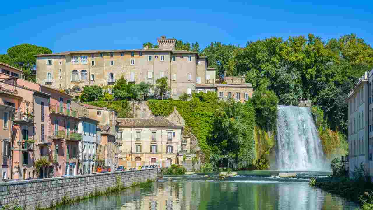 città italiana con una cascata nel centro abitato isola del liri cosa vedere