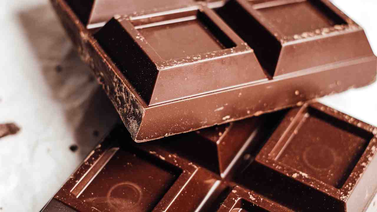 patina bianca sul cioccolato si può mangiare cosa succede