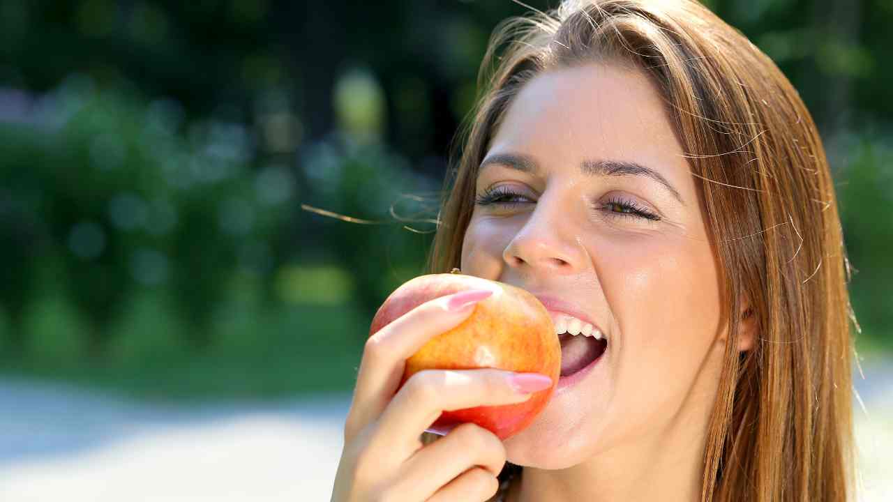 quante calorie contiene una mela proprietà valori nutrizionali