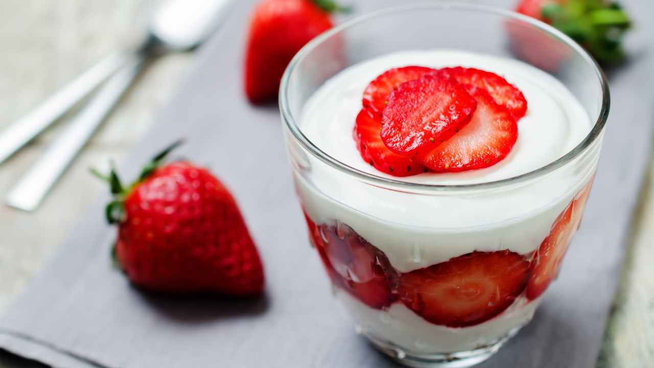 Perchè fa Bene Mangiare lo Yogurt Greco a colazione? – Grand Chef Evolution