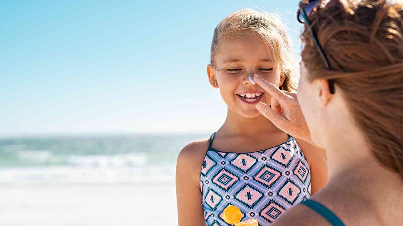 Allergie alle creme solari, i rischi per i bambini sono altri