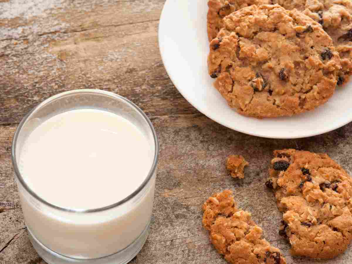 latte e biscotti su un tavolo