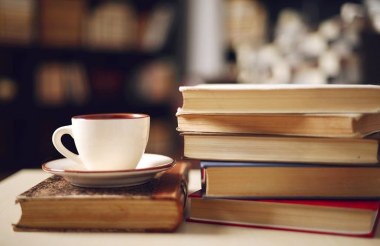 Caffè accanto ai libri 