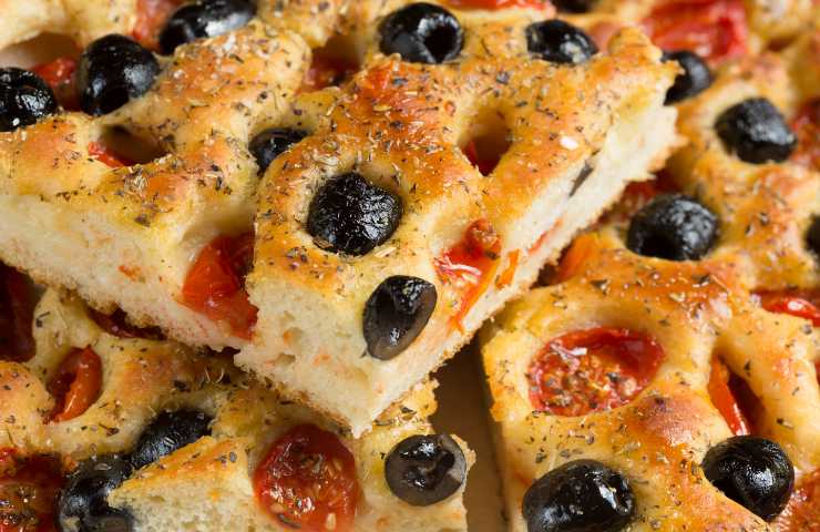 Focaccia pugliese con olive e pomodorini