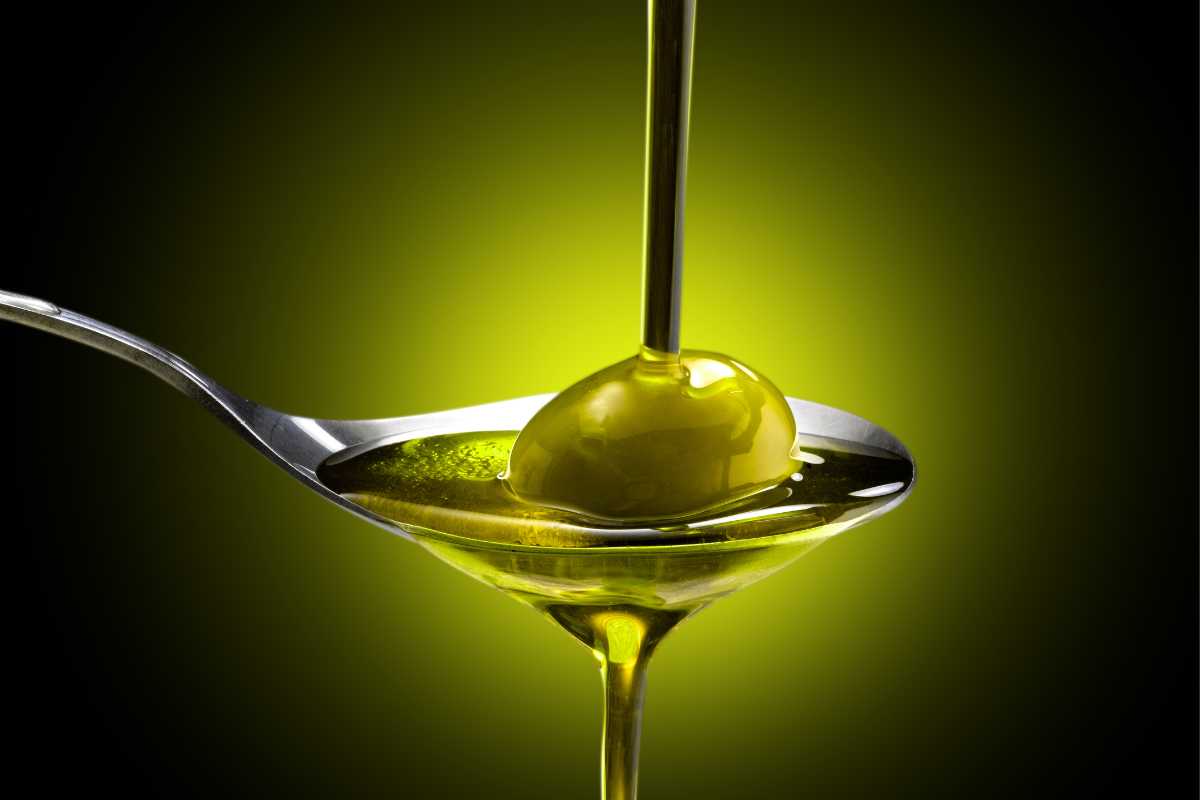 olio extravergine d'oliva sul cucchiaio