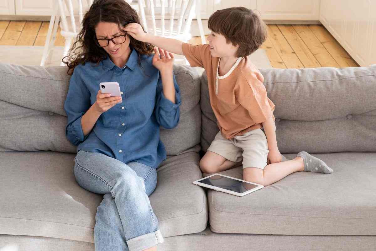 Bambino cerca attenzione con la mamma