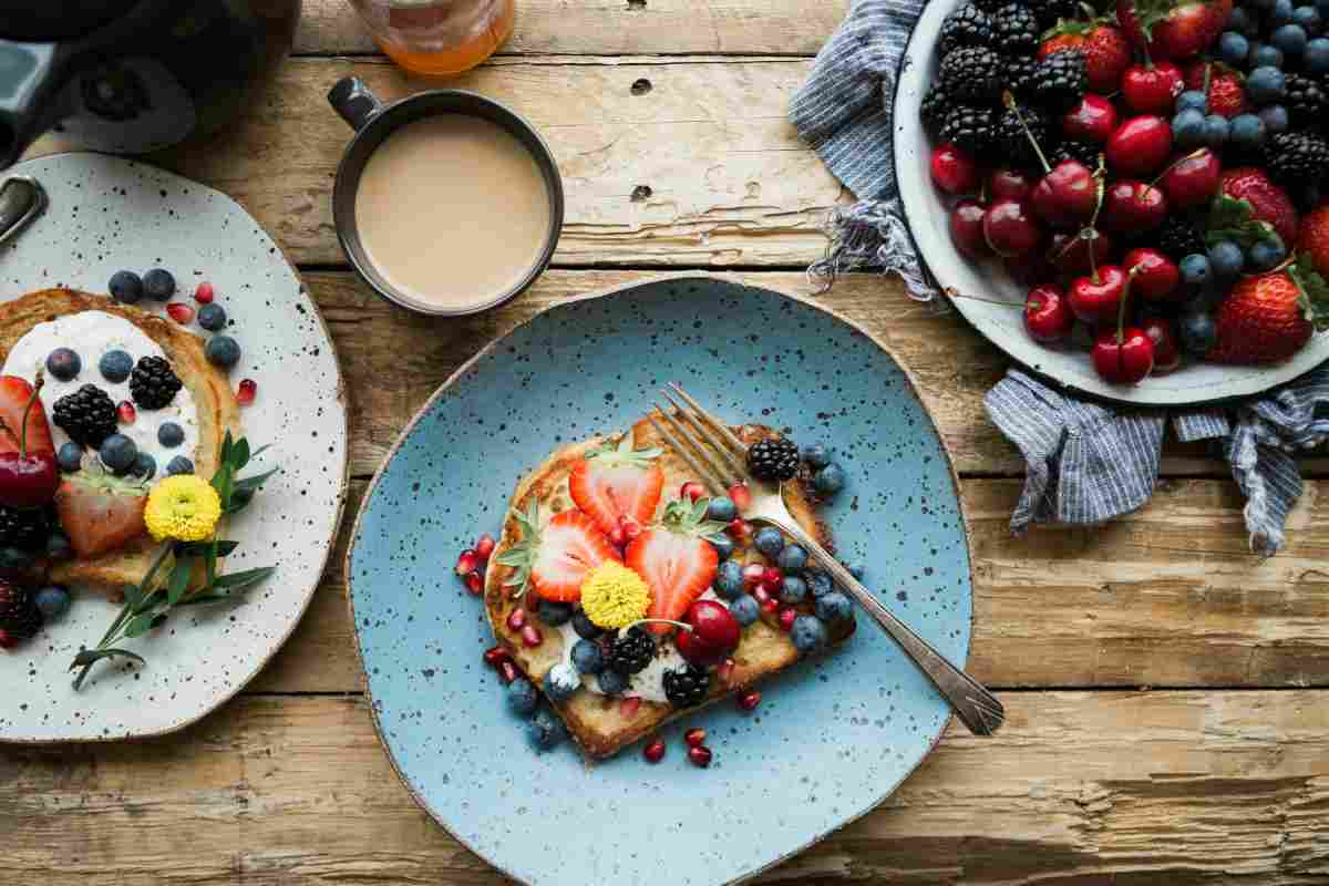 Colazione con toast e frutta