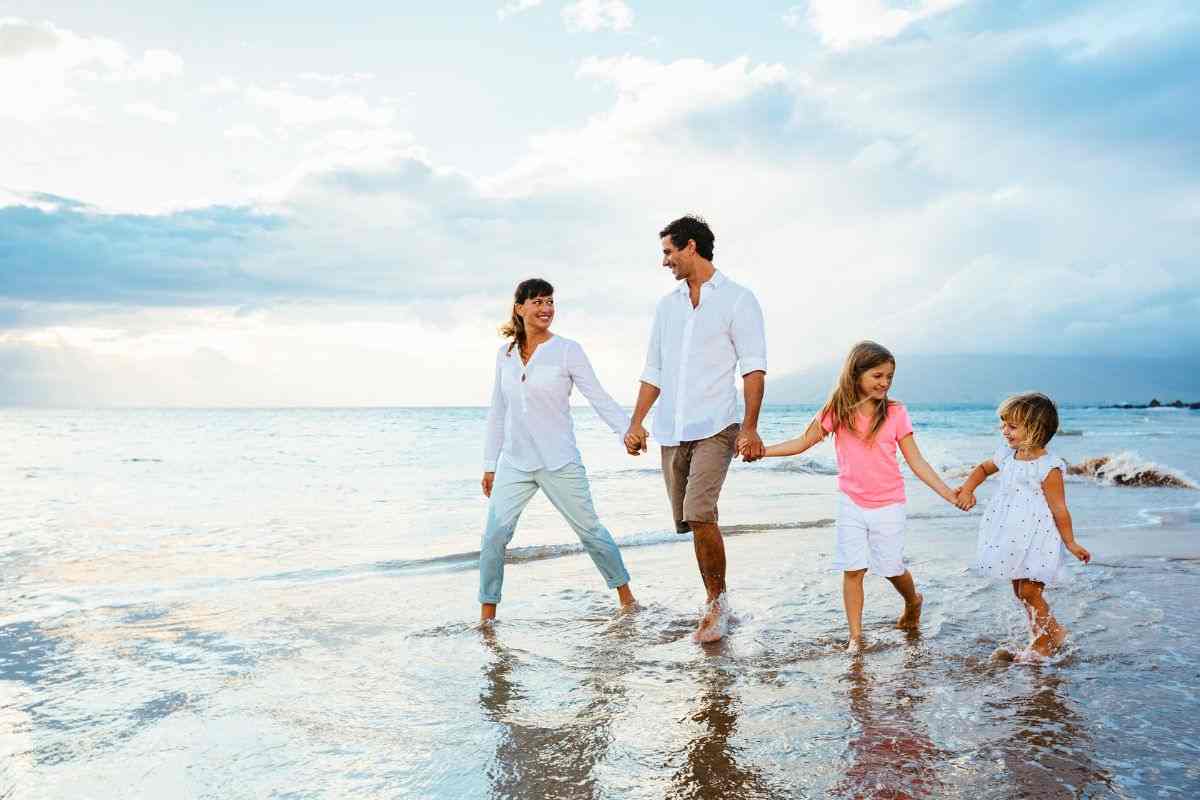 Famiglia passeggia in spiaggia
