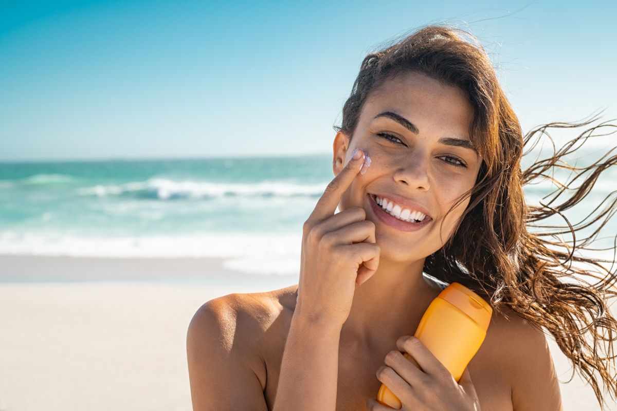 Ragazza sorridente in spiaggia