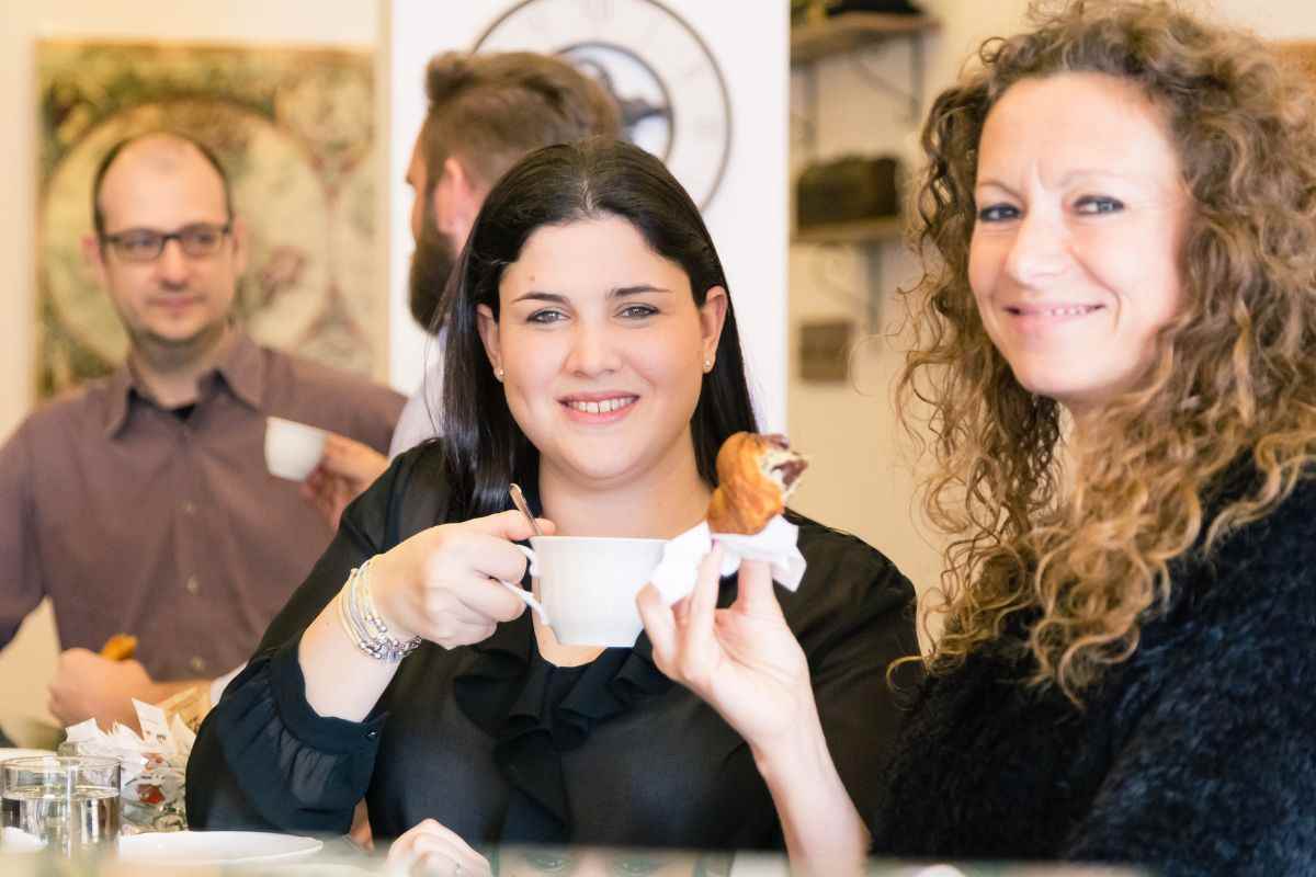 Ragazze fanno colazione al bar