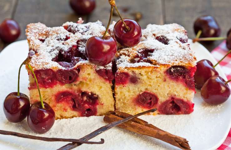 Fette di torta di ciliegie