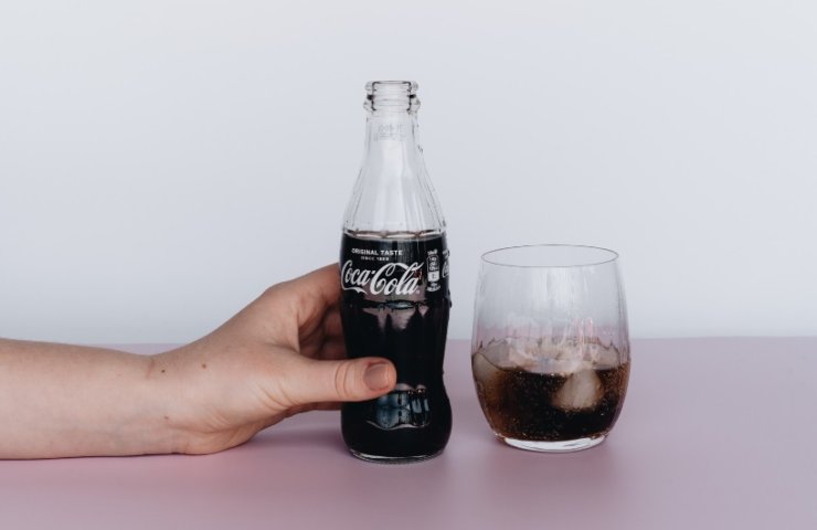 Bottiglia e bicchiere di coca cola 