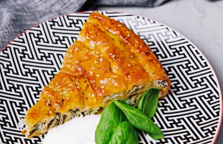 Fetta di pizza rustica nel piatto