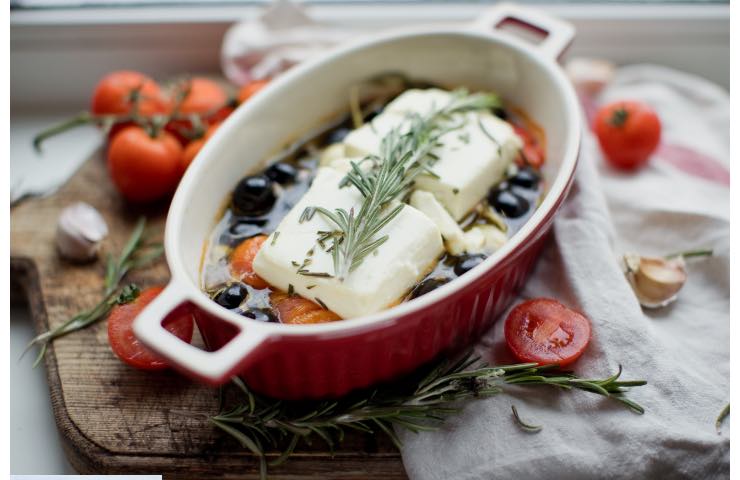 Feta greca con olive, pomodorini e cipolla