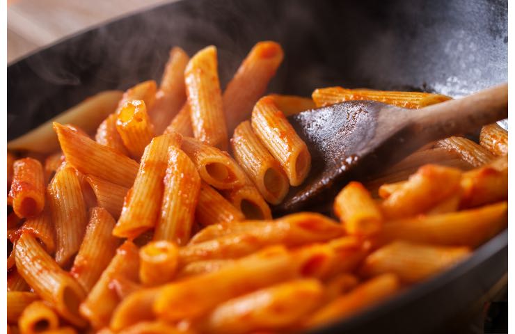 Pasta fredda con salmone e avocado