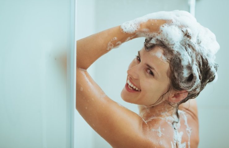 Lavare i capelli con lo shampoo 