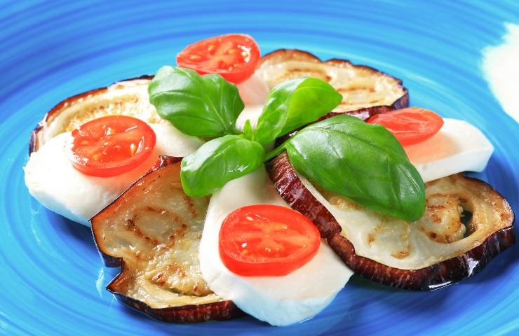 Melanzane, pomodoro e mozzarella