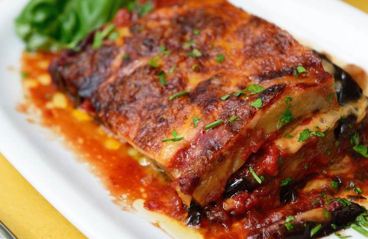 Melanzane al forno nel piatto