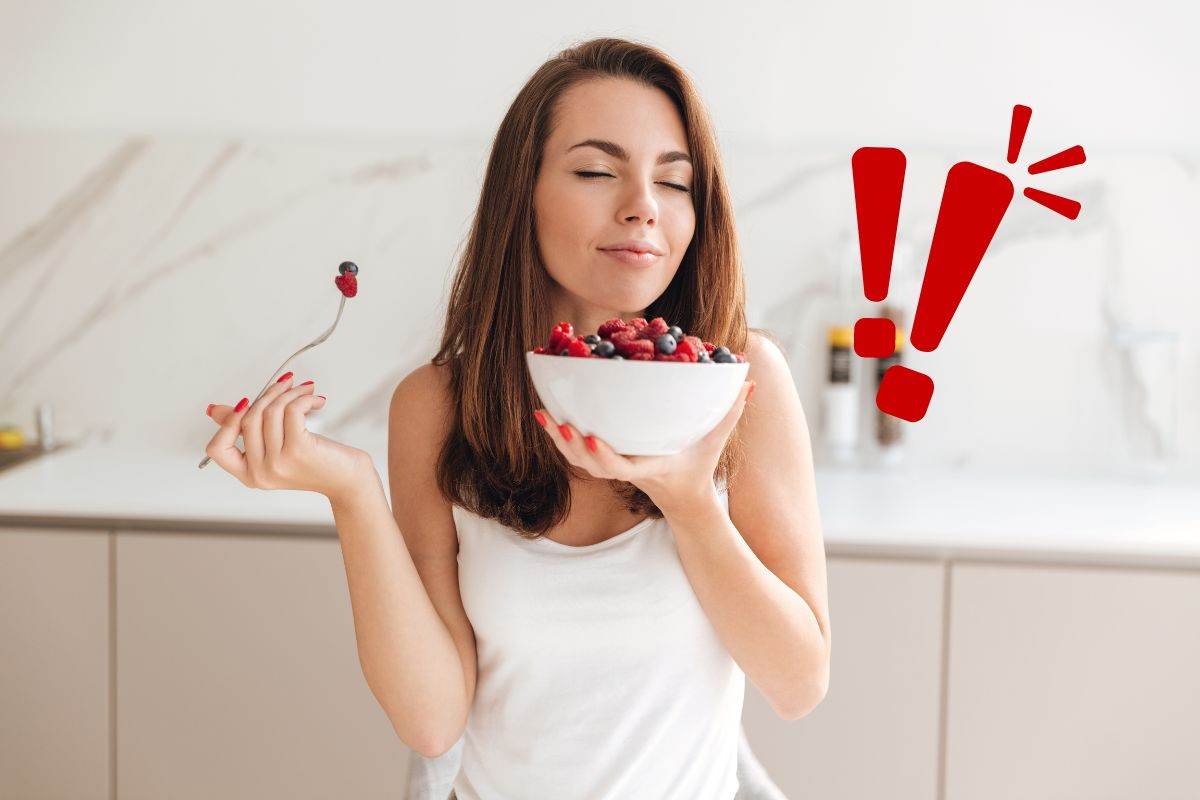 Ragazza assaggia frutti di bosco