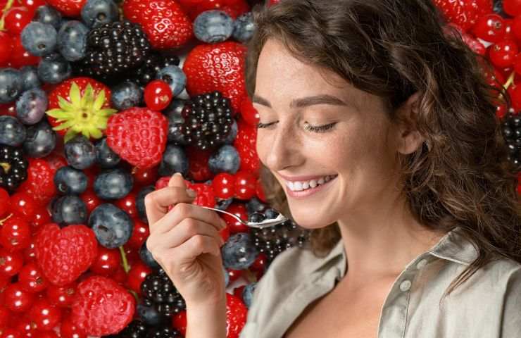 Ragazza consuma frutti di bosco