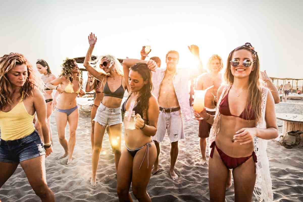 Ragazzi festeggiano in spiaggia