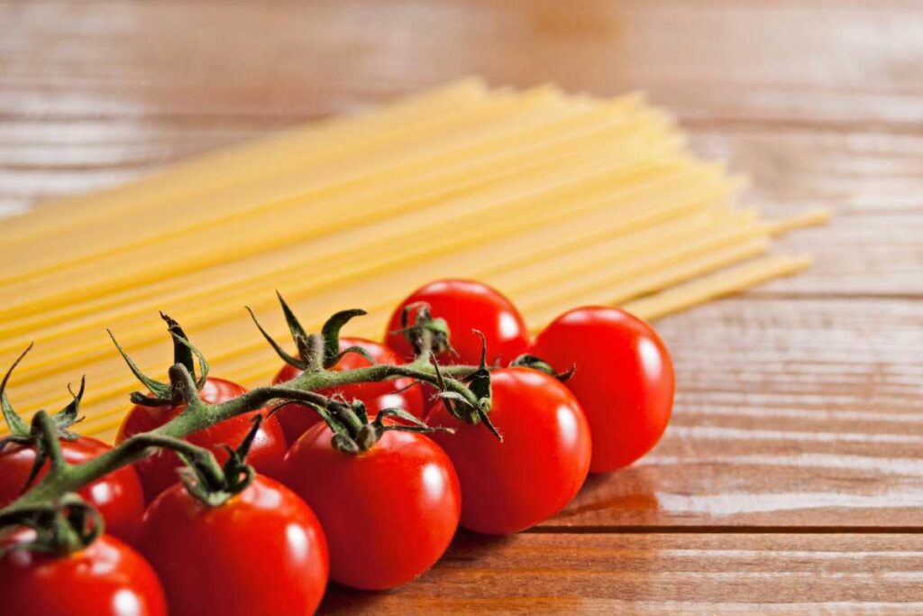 In estate mangio gli spaghetti freddi con i pomodori e questo ...