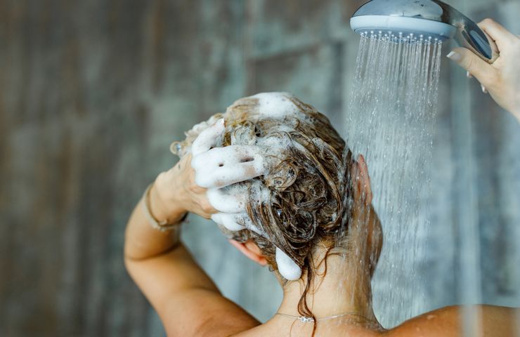 ragazza fa shampoo 