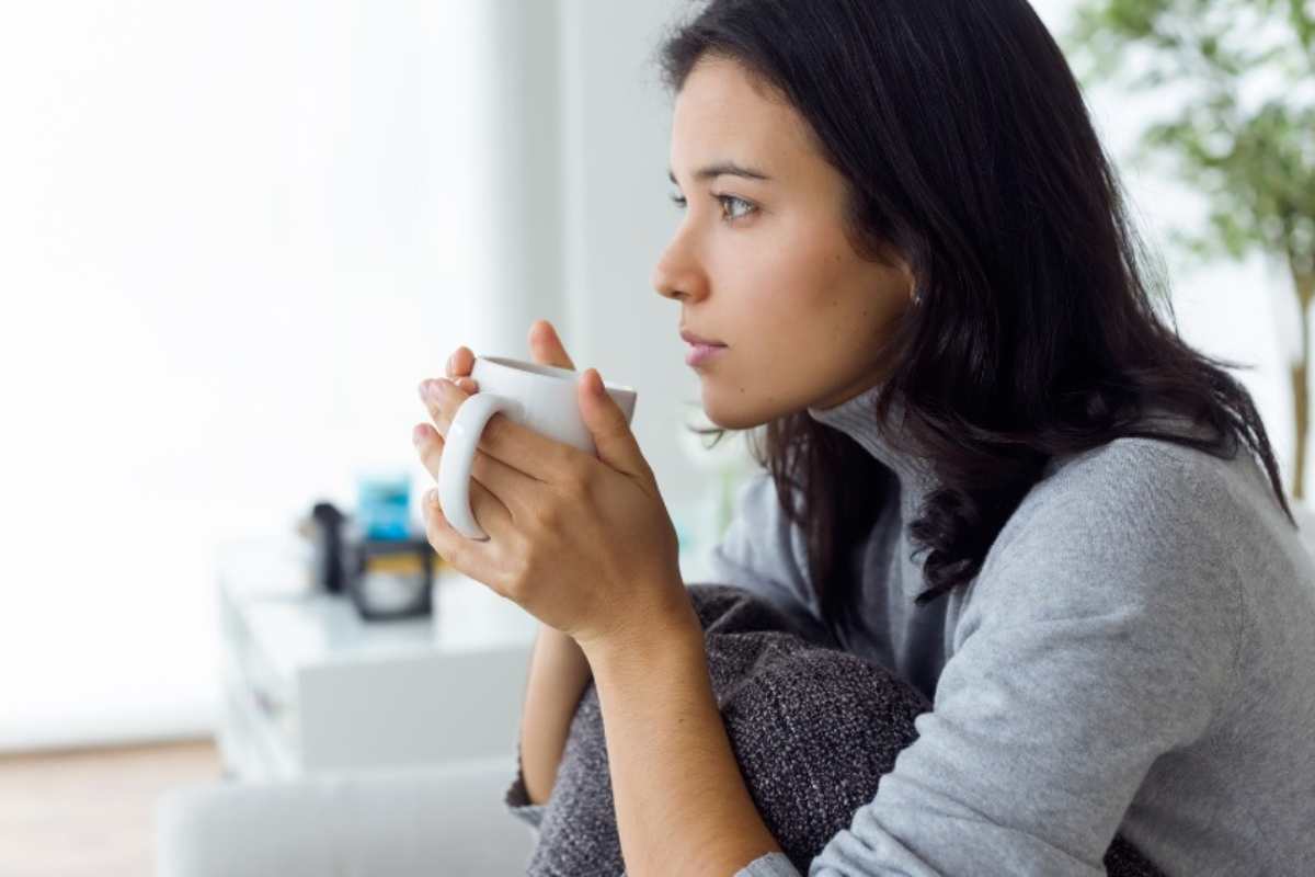 Donna che beve il caffè