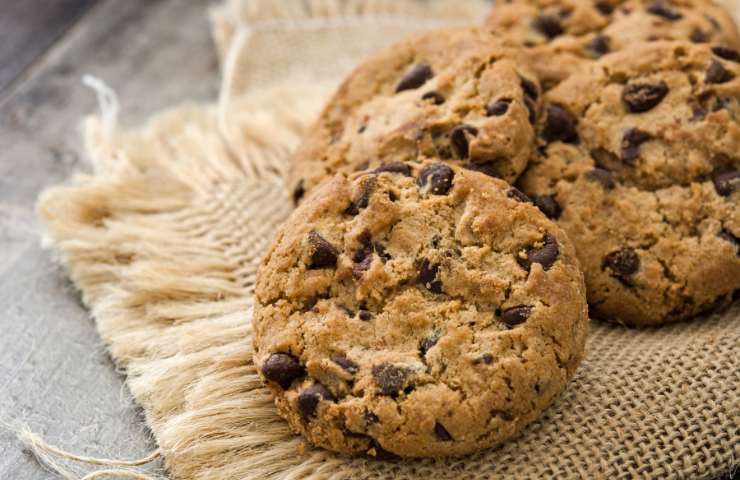 Biscotti con mele e gocce di cioccolato