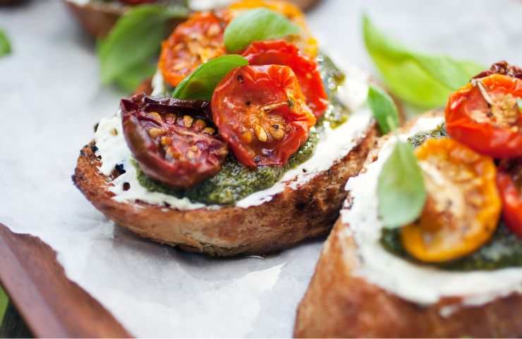 Bruschette burrata, pesto mandorle pomodori ricetta