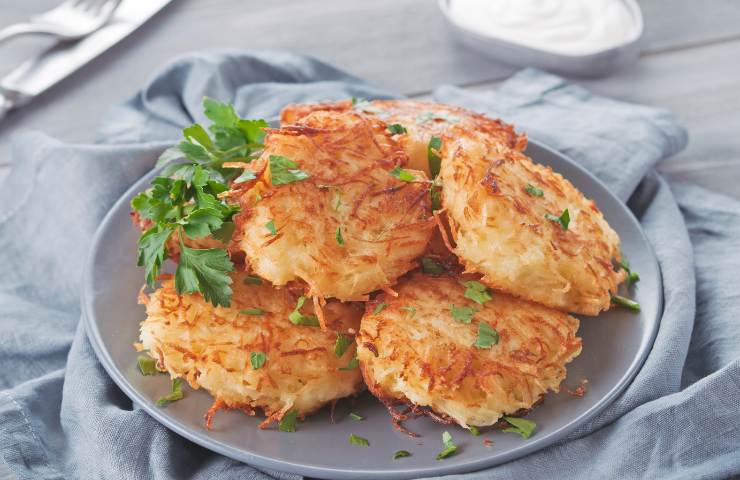 Frittelle di patate nel piatto