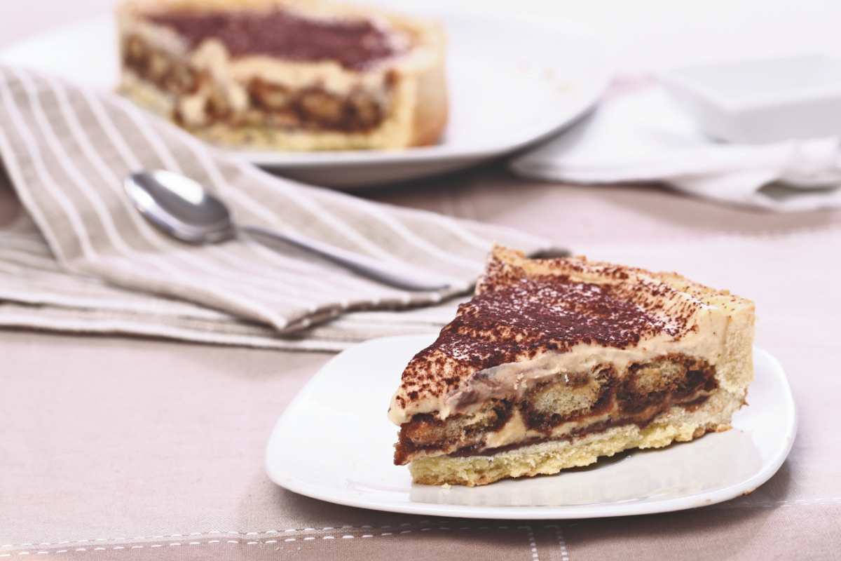 Fetta di crostata al tiramisù